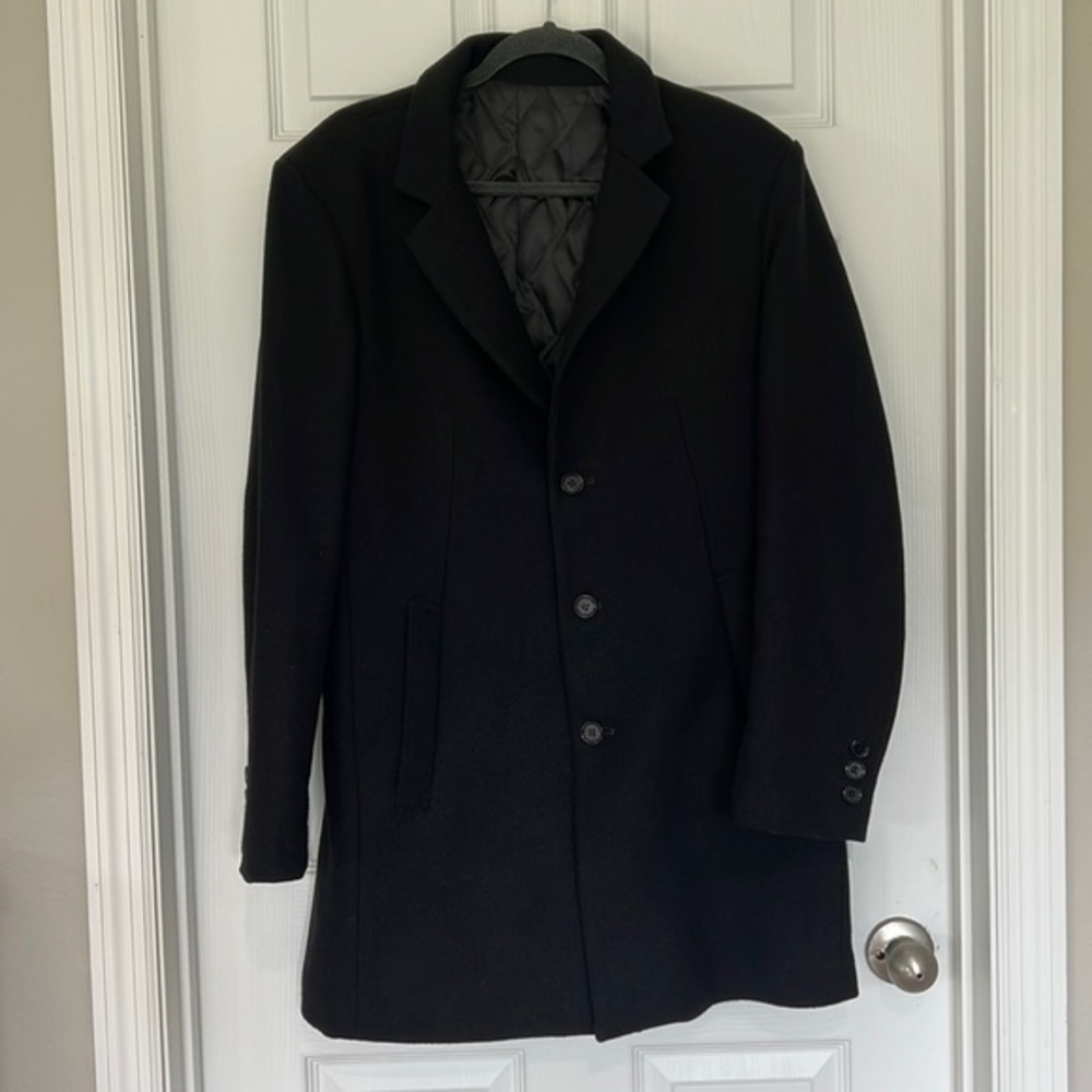Very nice men’s black longsleeve wool blend coat